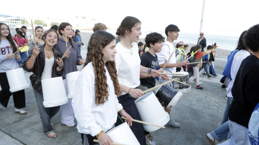 Bajo el lema ‘Con el gallego en el corazón, hacemos revolución’, los estudiantes pidieron a los pies de la Torre de Hércules un mayor uso de la lengua