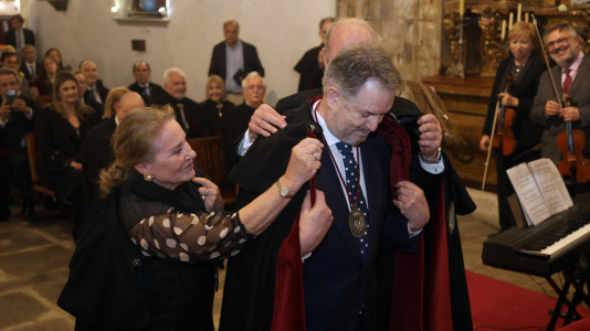 Diez nuevos caballeros fueron investidos con la Real Orden de Caballeros de María Pita por José Manuel Vázquez Fornos