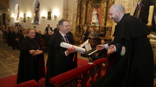 Diez nuevos caballeros fueron investidos con la Real Orden de Caballeros de María Pita por José Manuel Vázquez Fornos