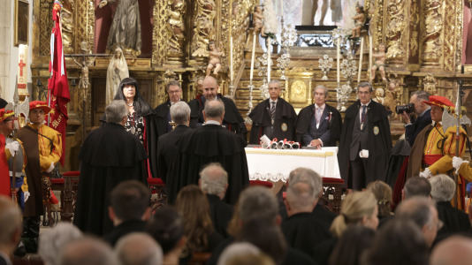 Diez nuevos caballeros fueron investidos con la Real Orden de Caballeros de María Pita por José Manuel Vázquez Fornos