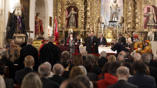 Diez nuevos caballeros fueron investidos con la Real Orden de Caballeros de María Pita por José Manuel Vázquez Fornos