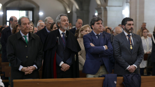 La tradicional misa fue oficiada por el arzobispo de Santiago, Francisco José Prieto, y el voto lo realizó el concejal de Educación, Juan Ignacio Borrego, en representación del Consistorio.