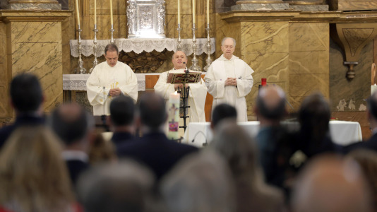 La tradicional misa fue oficiada por el arzobispo de Santiago, Francisco José Prieto, y el voto lo realizó el concejal de Educación, Juan Ignacio Borrego, en representación del Consistorio.