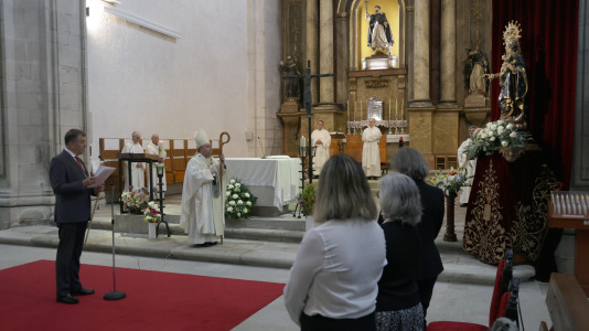 La tradicional misa fue oficiada por el arzobispo de Santiago, Francisco José Prieto, y el voto lo realizó el concejal de Educación, Juan Ignacio Borrego, en representación del Consistorio.