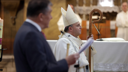 La tradicional misa fue oficiada por el arzobispo de Santiago, Francisco José Prieto, y el voto lo realizó el concejal de Educación, Juan Ignacio Borrego, en representación del Consistorio.