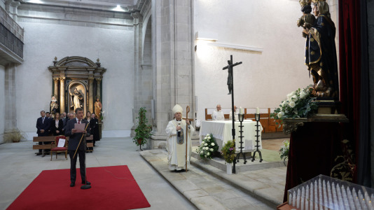 La tradicional misa fue oficiada por el arzobispo de Santiago, Francisco José Prieto, y el voto lo realizó el concejal de Educación, Juan Ignacio Borrego, en representación del Consistorio.