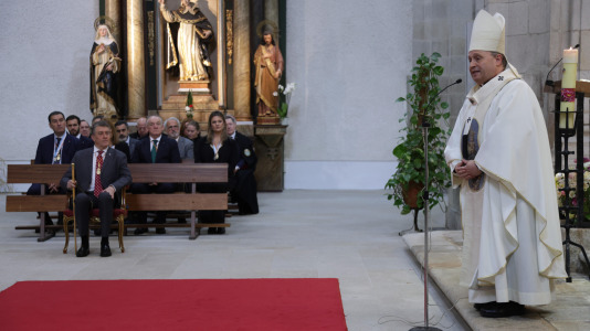 La tradicional misa fue oficiada por el arzobispo de Santiago, Francisco José Prieto, y el voto lo realizó el concejal de Educación, Juan Ignacio Borrego, en representación del Consistorio.