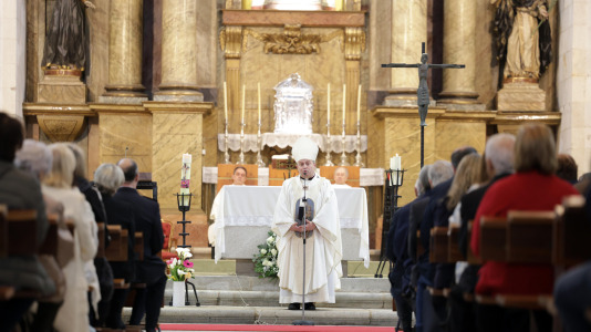 La tradicional misa fue oficiada por el arzobispo de Santiago, Francisco José Prieto, y el voto lo realizó el concejal de Educación, Juan Ignacio Borrego, en representación del Consistorio.