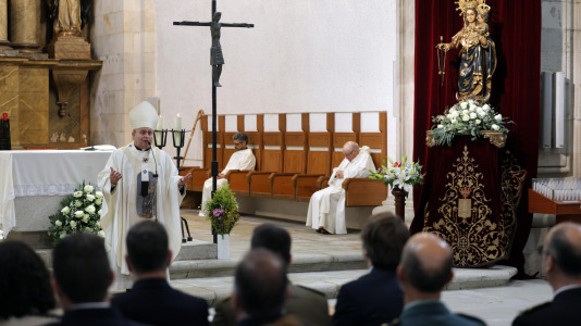 La tradicional misa fue oficiada por el arzobispo de Santiago, Francisco José Prieto, y el voto lo realizó el concejal de Educación, Juan Ignacio Borrego, en representación del Consistorio.