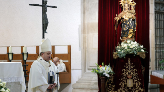 La tradicional misa fue oficiada por el arzobispo de Santiago, Francisco José Prieto, y el voto lo realizó el concejal de Educación, Juan Ignacio Borrego, en representación del Consistorio.