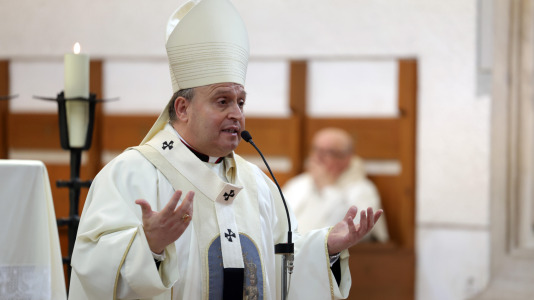 La tradicional misa fue oficiada por el arzobispo de Santiago, Francisco José Prieto, y el voto lo realizó el concejal de Educación, Juan Ignacio Borrego, en representación del Consistorio.