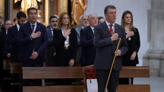 La tradicional misa fue oficiada por el arzobispo de Santiago, Francisco José Prieto, y el voto lo realizó el concejal de Educación, Juan Ignacio Borrego, en representación del Consistorio.