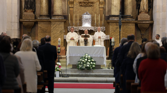 La tradicional misa fue oficiada por el arzobispo de Santiago, Francisco José Prieto, y el voto lo realizó el concejal de Educación, Juan Ignacio Borrego, en representación del Consistorio.