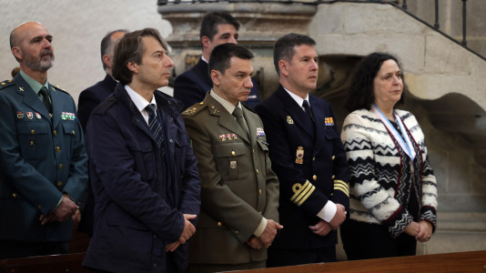 La tradicional misa fue oficiada por el arzobispo de Santiago, Francisco José Prieto, y el voto lo realizó el concejal de Educación, Juan Ignacio Borrego, en representación del Consistorio.