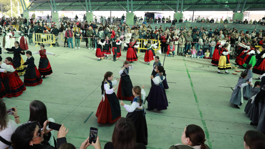El Campo da Festa se llenó para interpretar la ‘Muiñeira de Santaia de Moar’ con 200 bailarores del colegio Franciscanas (A Coruña), Garrulaxe Cecebre (Cambre), Nemeth (Carballo), Santa María de Torás (A Laracha), Queiroa (Sada), Trubisquiña (Vimianzo), Azougue (Betanzos), A Marola (Oleiros) y Xiradela.