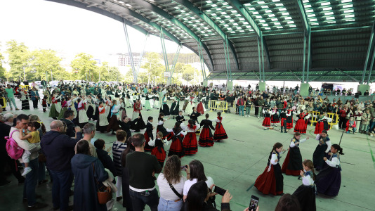El Campo da Festa se llenó para interpretar la ‘Muiñeira de Santaia de Moar’ con 200 bailarores del colegio Franciscanas (A Coruña), Garrulaxe Cecebre (Cambre), Nemeth (Carballo), Santa María de Torás (A Laracha), Queiroa (Sada), Trubisquiña (Vimianzo), Azougue (Betanzos), A Marola (Oleiros) y Xiradela.