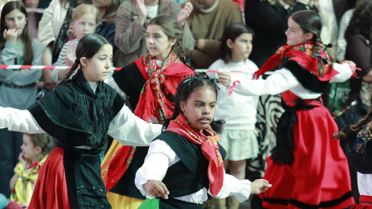 El Campo da Festa se llenó para interpretar la ‘Muiñeira de Santaia de Moar’ con 200 bailarores del colegio Franciscanas (A Coruña), Garrulaxe Cecebre (Cambre), Nemeth (Carballo), Santa María de Torás (A Laracha), Queiroa (Sada), Trubisquiña (Vimianzo), Azougue (Betanzos), A Marola (Oleiros) y Xiradela.