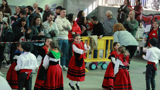 El Campo da Festa se llenó para interpretar la ‘Muiñeira de Santaia de Moar’ con 200 bailarores del colegio Franciscanas (A Coruña), Garrulaxe Cecebre (Cambre), Nemeth (Carballo), Santa María de Torás (A Laracha), Queiroa (Sada), Trubisquiña (Vimianzo), Azougue (Betanzos), A Marola (Oleiros) y Xiradela.
