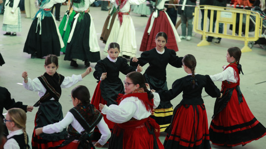 El Campo da Festa se llenó para interpretar la ‘Muiñeira de Santaia de Moar’ con 200 bailarores del colegio Franciscanas (A Coruña), Garrulaxe Cecebre (Cambre), Nemeth (Carballo), Santa María de Torás (A Laracha), Queiroa (Sada), Trubisquiña (Vimianzo), Azougue (Betanzos), A Marola (Oleiros) y Xiradela.