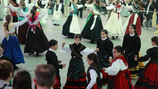 El Campo da Festa se llenó para interpretar la ‘Muiñeira de Santaia de Moar’ con 200 bailarores del colegio Franciscanas (A Coruña), Garrulaxe Cecebre (Cambre), Nemeth (Carballo), Santa María de Torás (A Laracha), Queiroa (Sada), Trubisquiña (Vimianzo), Azougue (Betanzos), A Marola (Oleiros) y Xiradela.