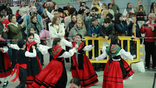 El Campo da Festa se llenó para interpretar la ‘Muiñeira de Santaia de Moar’ con 200 bailarores del colegio Franciscanas (A Coruña), Garrulaxe Cecebre (Cambre), Nemeth (Carballo), Santa María de Torás (A Laracha), Queiroa (Sada), Trubisquiña (Vimianzo), Azougue (Betanzos), A Marola (Oleiros) y Xiradela.