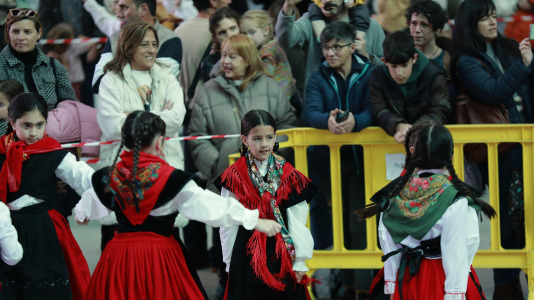 El Campo da Festa se llenó para interpretar la ‘Muiñeira de Santaia de Moar’ con 200 bailarores del colegio Franciscanas (A Coruña), Garrulaxe Cecebre (Cambre), Nemeth (Carballo), Santa María de Torás (A Laracha), Queiroa (Sada), Trubisquiña (Vimianzo), Azougue (Betanzos), A Marola (Oleiros) y Xiradela.