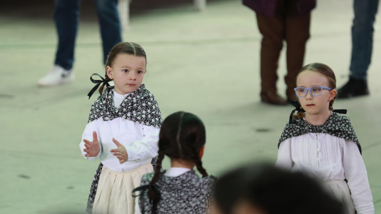 El Campo da Festa se llenó para interpretar la ‘Muiñeira de Santaia de Moar’ con 200 bailarores del colegio Franciscanas (A Coruña), Garrulaxe Cecebre (Cambre), Nemeth (Carballo), Santa María de Torás (A Laracha), Queiroa (Sada), Trubisquiña (Vimianzo), Azougue (Betanzos), A Marola (Oleiros) y Xiradela.
