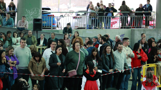 El Campo da Festa se llenó para interpretar la ‘Muiñeira de Santaia de Moar’ con 200 bailarores del colegio Franciscanas (A Coruña), Garrulaxe Cecebre (Cambre), Nemeth (Carballo), Santa María de Torás (A Laracha), Queiroa (Sada), Trubisquiña (Vimianzo), Azougue (Betanzos), A Marola (Oleiros) y Xiradela.