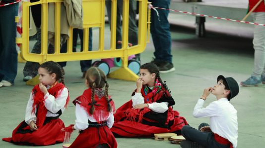 El Campo da Festa se llenó para interpretar la ‘Muiñeira de Santaia de Moar’ con 200 bailarores del colegio Franciscanas (A Coruña), Garrulaxe Cecebre (Cambre), Nemeth (Carballo), Santa María de Torás (A Laracha), Queiroa (Sada), Trubisquiña (Vimianzo), Azougue (Betanzos), A Marola (Oleiros) y Xiradela.