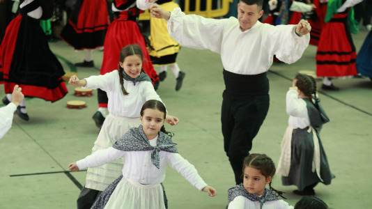 El Campo da Festa se llenó para interpretar la ‘Muiñeira de Santaia de Moar’ con 200 bailarores del colegio Franciscanas (A Coruña), Garrulaxe Cecebre (Cambre), Nemeth (Carballo), Santa María de Torás (A Laracha), Queiroa (Sada), Trubisquiña (Vimianzo), Azougue (Betanzos), A Marola (Oleiros) y Xiradela.