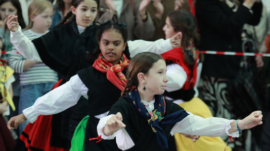 El Campo da Festa se llenó para interpretar la ‘Muiñeira de Santaia de Moar’ con 200 bailarores del colegio Franciscanas (A Coruña), Garrulaxe Cecebre (Cambre), Nemeth (Carballo), Santa María de Torás (A Laracha), Queiroa (Sada), Trubisquiña (Vimianzo), Azougue (Betanzos), A Marola (Oleiros) y Xiradela.