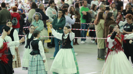 El Campo da Festa se llenó para interpretar la ‘Muiñeira de Santaia de Moar’ con 200 bailarores del colegio Franciscanas (A Coruña), Garrulaxe Cecebre (Cambre), Nemeth (Carballo), Santa María de Torás (A Laracha), Queiroa (Sada), Trubisquiña (Vimianzo), Azougue (Betanzos), A Marola (Oleiros) y Xiradela.
