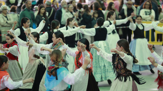 El Campo da Festa se llenó para interpretar la ‘Muiñeira de Santaia de Moar’ con 200 bailarores del colegio Franciscanas (A Coruña), Garrulaxe Cecebre (Cambre), Nemeth (Carballo), Santa María de Torás (A Laracha), Queiroa (Sada), Trubisquiña (Vimianzo), Azougue (Betanzos), A Marola (Oleiros) y Xiradela.