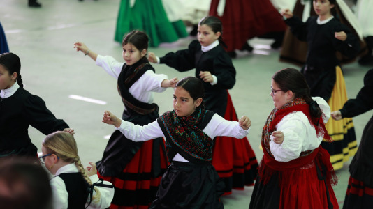 El Campo da Festa se llenó para interpretar la ‘Muiñeira de Santaia de Moar’ con 200 bailarores del colegio Franciscanas (A Coruña), Garrulaxe Cecebre (Cambre), Nemeth (Carballo), Santa María de Torás (A Laracha), Queiroa (Sada), Trubisquiña (Vimianzo), Azougue (Betanzos), A Marola (Oleiros) y Xiradela.