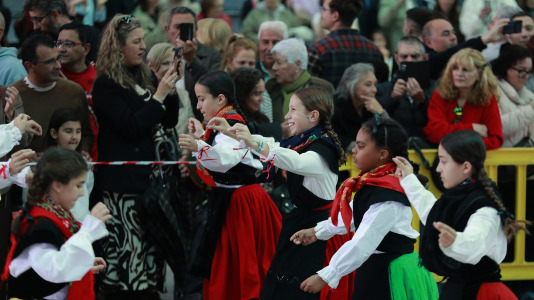 El Campo da Festa se llenó para interpretar la ‘Muiñeira de Santaia de Moar’ con 200 bailarores del colegio Franciscanas (A Coruña), Garrulaxe Cecebre (Cambre), Nemeth (Carballo), Santa María de Torás (A Laracha), Queiroa (Sada), Trubisquiña (Vimianzo), Azougue (Betanzos), A Marola (Oleiros) y Xiradela.
