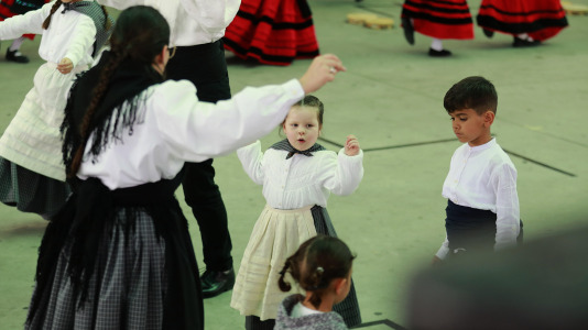 El Campo da Festa se llenó para interpretar la ‘Muiñeira de Santaia de Moar’ con 200 bailarores del colegio Franciscanas (A Coruña), Garrulaxe Cecebre (Cambre), Nemeth (Carballo), Santa María de Torás (A Laracha), Queiroa (Sada), Trubisquiña (Vimianzo), Azougue (Betanzos), A Marola (Oleiros) y Xiradela.