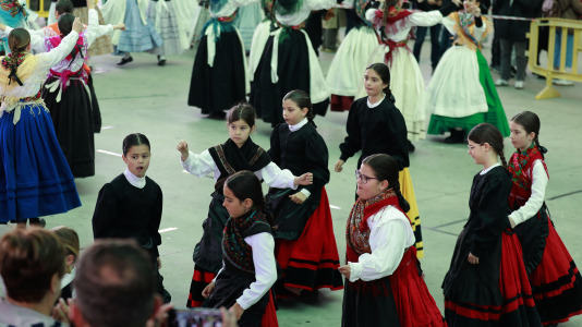 El Campo da Festa se llenó para interpretar la ‘Muiñeira de Santaia de Moar’ con 200 bailarores del colegio Franciscanas (A Coruña), Garrulaxe Cecebre (Cambre), Nemeth (Carballo), Santa María de Torás (A Laracha), Queiroa (Sada), Trubisquiña (Vimianzo), Azougue (Betanzos), A Marola (Oleiros) y Xiradela.