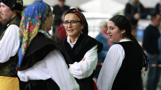 El Campo da Festa se llenó para interpretar la ‘Muiñeira de Santaia de Moar’ con 200 bailarores del colegio Franciscanas (A Coruña), Garrulaxe Cecebre (Cambre), Nemeth (Carballo), Santa María de Torás (A Laracha), Queiroa (Sada), Trubisquiña (Vimianzo), Azougue (Betanzos), A Marola (Oleiros) y Xiradela.