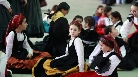 El Campo da Festa se llenó para interpretar la ‘Muiñeira de Santaia de Moar’ con 200 bailarores del colegio Franciscanas (A Coruña), Garrulaxe Cecebre (Cambre), Nemeth (Carballo), Santa María de Torás (A Laracha), Queiroa (Sada), Trubisquiña (Vimianzo), Azougue (Betanzos), A Marola (Oleiros) y Xiradela.