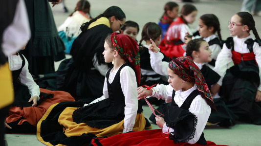 El Campo da Festa se llenó para interpretar la ‘Muiñeira de Santaia de Moar’ con 200 bailarores del colegio Franciscanas (A Coruña), Garrulaxe Cecebre (Cambre), Nemeth (Carballo), Santa María de Torás (A Laracha), Queiroa (Sada), Trubisquiña (Vimianzo), Azougue (Betanzos), A Marola (Oleiros) y Xiradela.