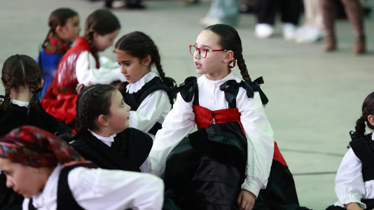 El Campo da Festa se llenó para interpretar la ‘Muiñeira de Santaia de Moar’ con 200 bailarores del colegio Franciscanas (A Coruña), Garrulaxe Cecebre (Cambre), Nemeth (Carballo), Santa María de Torás (A Laracha), Queiroa (Sada), Trubisquiña (Vimianzo), Azougue (Betanzos), A Marola (Oleiros) y Xiradela.