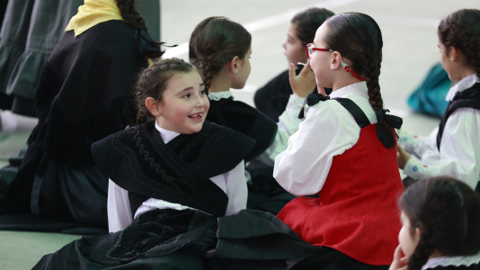 El Campo da Festa se llenó para interpretar la ‘Muiñeira de Santaia de Moar’ con 200 bailarores del colegio Franciscanas (A Coruña), Garrulaxe Cecebre (Cambre), Nemeth (Carballo), Santa María de Torás (A Laracha), Queiroa (Sada), Trubisquiña (Vimianzo), Azougue (Betanzos), A Marola (Oleiros) y Xiradela.