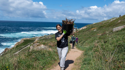 Un grupo de alumnos del IES O Couto realiza una jornada de retirada de especies exóticas invasoras, en el entorno de la Torre de Hércules