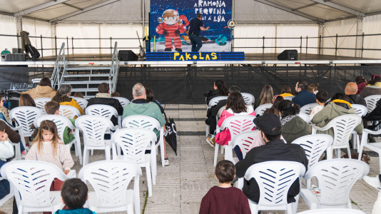 A praza de Azcárraga acolleu varias actuacións para os máis pequenos dentro do programa da festa das Letras Galegas na Coruña
