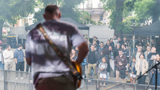 A música tomou a praza de España para celebrar o día das Letras Galegas