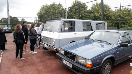 Comida popular, coches clásicos y música desafiaron a la lluvia