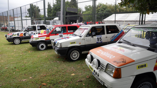 Comida popular, coches clásicos y música desafiaron a la lluvia