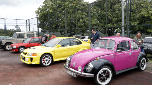 Comida popular, coches clásicos y música desafiaron a la lluvia