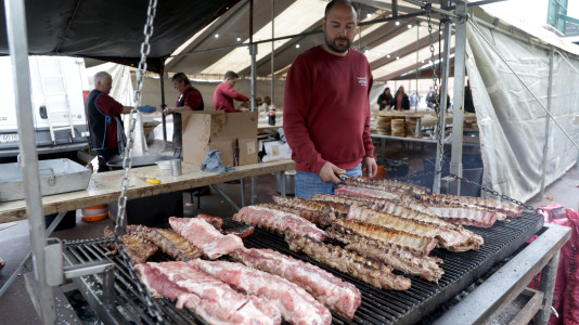 Comida popular, coches clásicos y música desafiaron a la lluvia
