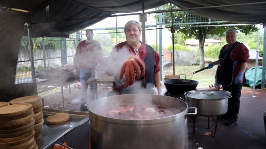 Comida popular, coches clásicos y música desafiaron a la lluvia